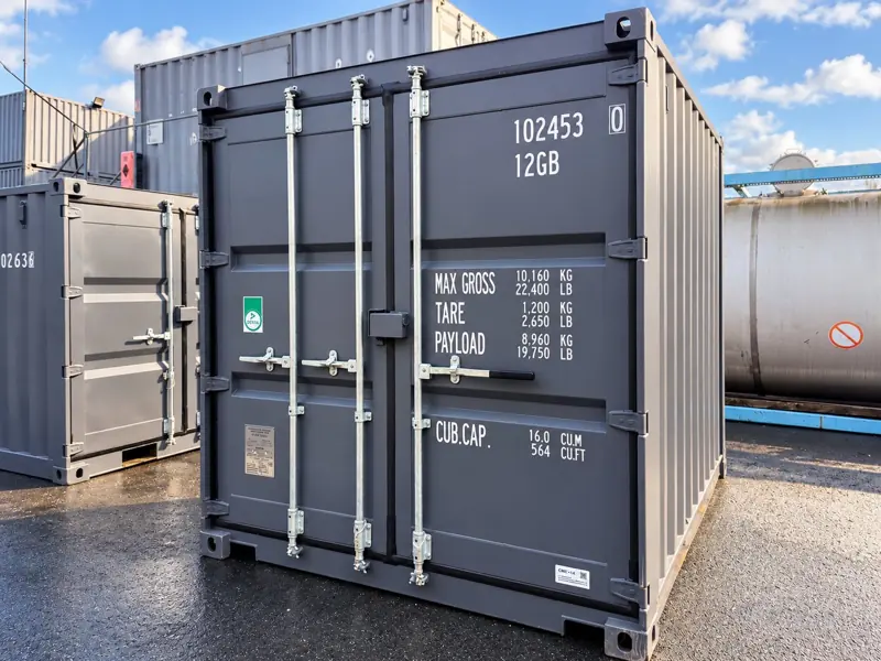 Container maritime 10 pieds gris, portes fermées avec marquages : tare 1 200 kg, charge utile 8 960 kg, 16 m³